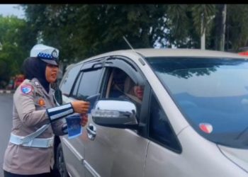 “Ops Zebra Musi 2025 di Muara Enim Bikin Kagum! Polisi Tak Hanya Menindak, tapi Bagikan Brosur Edukatif kepada Pengendara”