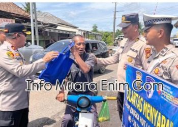 Aksi Humanis Waka Polres Muara Enim di Perlintasan KA : “Polisi Menyapa” Warnai OPS Zebra Musi 2025