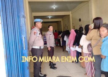 Terima BLTS, Ratusan Warga Kecamatan Lembak Dijaga Ketat Pihak Kepolisian 