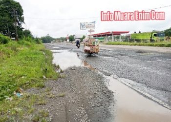 Jalan Raya Nasional Depan SPBU Lembak Rusak Makin Parah, Pejabat Dinilai Tutup Mata 