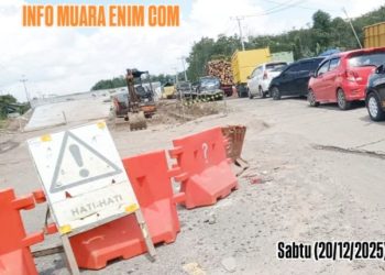 Truk Muat Kayu Karet Gelondongan Patah As, Jalan Alternatif Fly Over Gelumbang Alami Kemacetan 