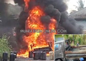 Mobil Jenis Pic Up di Muara Enim Terbakar Hebat Api Sempat Menjalar Ke Jalan Aspal 