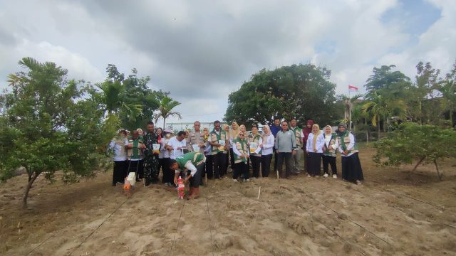 Danramil 404-04/Gunung Megang Diwakili Serda Muhammad Ramadani Ikuti Kegiatan Penanaman Jagung Pipil di Desa Penanggiran