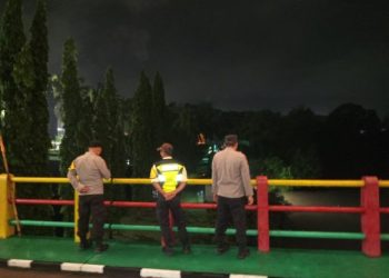 Polsek Lawang Kidul Cek Debit Air Sungai Enim Alami Peningkatan 