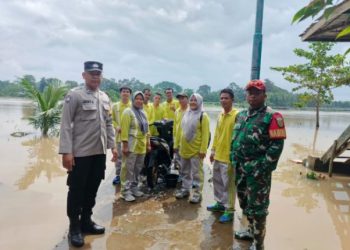 Babinsa Koramil 404-04/Gunung Megang Monitor Debit Air Sungai Lematang di Desa Kuripan Selatan