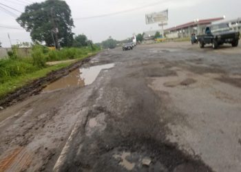 Jalan Raya Rute Palembang -Prabumulih Kawasan SPBU Lembak Masih Dibiarkan Rusak
