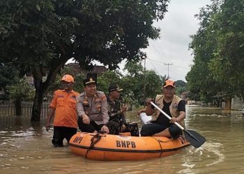 Banjir Rendam Desa, Kapolsek Gunung Megang Turun Langsung Himbau Warga Tetap Waspada