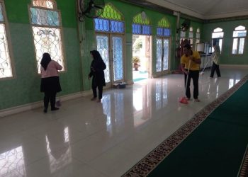 Wujudkan Kenyamanan, Polsek Lembak Bersih-Bersih Fasilitas Umum 