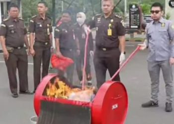 Kejari Muara Enim Musnahkan Barang Bukti Hasil Kejahatan 