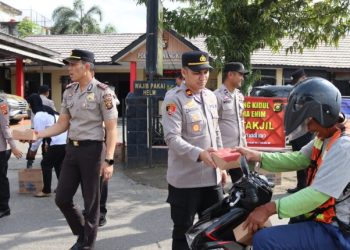 Kapolsek Lawang Kidul Pimpin Aksi Berbagi Takjil di Bulan Suci Ramadhan 
