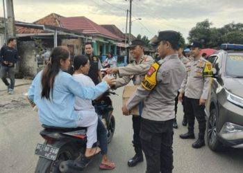 Semarakkan Bulan Suci Ramadhan Polsek Lembak Berbagi Takjil Ke Masyarakat 