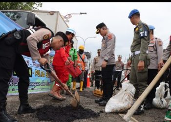 Polres Muara Enim Pimpin Gerakan Belida ASRI, Jalan Berlubang Ditambal