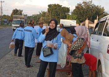 Paguyuban Pujasuma Gelumbang Muara Enim Berbagi Ratusan Takjil Kepada Masyarakat