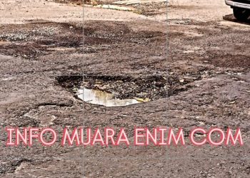 Akses Jalan Utama Depan Gerbang GOR Pancasila Muara Enim Berlubang Menganga 