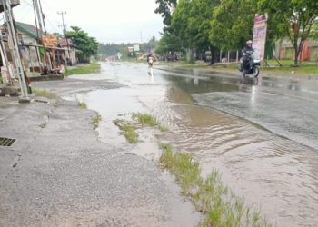 Drainase Buruk, Banjir Rendam Jalan Nasional Kawasan Karang Endah Gelumbang