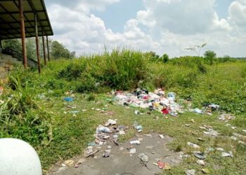 Dikelilingi Semak Belukar, Stadion Sepak Bola Gelumbang Juga Dihiasi Sampah Liar 