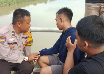 Diduga Nekat Akan Akhiri Hidup, Bujukan Bhabinkamtibmas Luluhkan Pemuda Ini dari Jembatan Kepur Muara Enim 