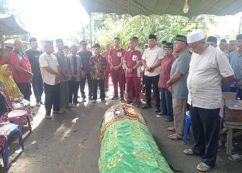 Kapolsek Lembak Sambangi Keluarga Korban Tersambar Petir & Hantarkan Jenazah di TPU Desa Alai Selatan