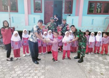 Koramil 404-04/Gunung Megang Gelar Jumat Berkah, Bagikan Susu untuk Anak PAUD Permata Bunda