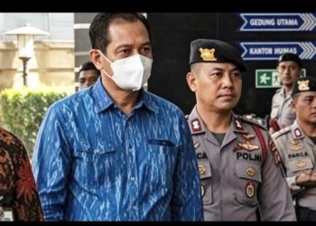 Tiba di Gedung KPK Gunakan Masker, Bupati Muara Enim Edison Jalani Pemeriksaan