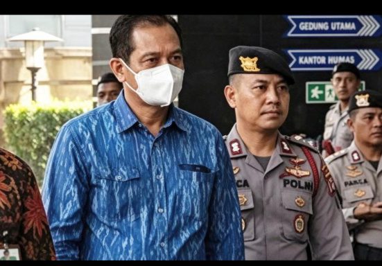 Tiba di Gedung KPK Gunakan Masker, Bupati Muara Enim Edison Jalani Pemeriksaan