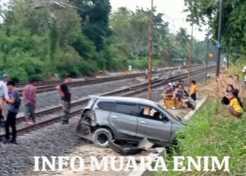 Sopir Melompat, KA Babaranjang Seruduk Mobil Datsun di KM 346 Karang Endah Gelumbang