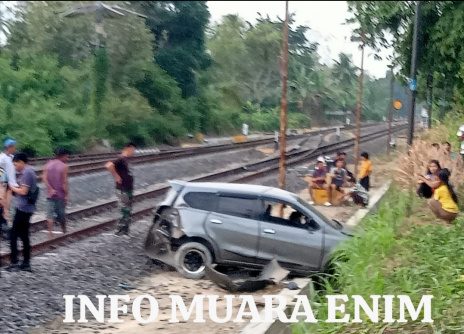 Sopir Melompat, KA Babaranjang Seruduk Mobil Datsun di KM 346 Karang Endah Gelumbang