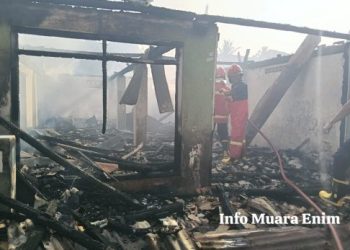 Diduga Konsleting listrik, 4 Rumah di Teluk Lubuk Muara Enim Ludes Terbakar 