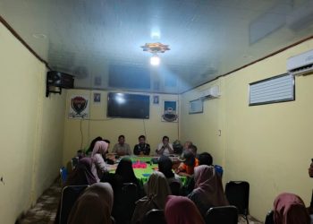 PT KAI Serahkan Buku Tabungan Kompensasi kepada Warga Desa Ujan Mas Baru