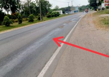 Tumpahan Minyak Solar Dijalan Aspal Depan SMKN 1 Gelumbang Bahayakan Pengguna Jalan 