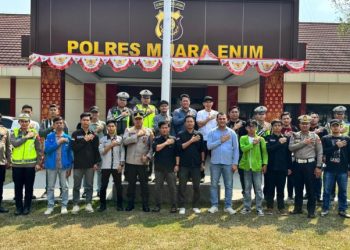 Mahasiswa Universitas Serasan Bagikan Bendera Merah Putih Bersama Polres Muara Enim