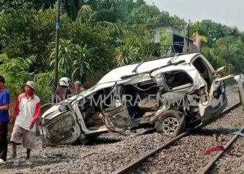 Mobil Isuzu Panther Tertabrak KA Bukit Serelo Diperlintasan Rel Tanpa Palang Pintu di Prabumulih, 4 Orang Dikabarkan Tewas 