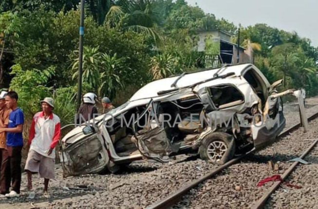 Mobil Isuzu Panther Tertabrak KA Bukit Serelo Diperlintasan Rel Tanpa Palang Pintu di Prabumulih, 4 Orang Dikabarkan Tewas