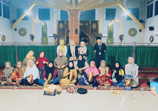 MAHASISWA KKN UNIVERSITAS SERASAN KELOMPOK 1 IKUTI KEGIATAN HADROH DI MASJID AL-IKHLAS