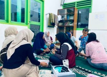 MAHASISWA KKN UNIVERSITAS SERASAN BANTU MEMBUNGKUS KADO UNTUK KEGIATAN LOMBA HUT RI KE-81 MUSALA KOMPLEK PLN