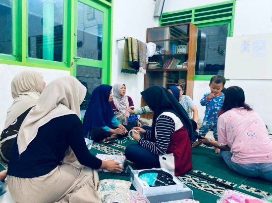 MAHASISWA KKN UNIVERSITAS SERASAN BANTU MEMBUNGKUS KADO UNTUK KEGIATAN LOMBA HUT RI KE-81 MUSALA KOMPLEK PLN