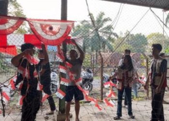 MAHASISWA KKN UNIVERSITAS SERASAN IKUT GOTONG ROYONG PERSIAPAN LOMBA 17 AGUSTUS DI KOMPLEK PLN DESA LINGGA