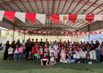 Mahasiswa KKN Universitas Serasan Terlibat sebagai Panitia dalam Rangkaian Lomba HUT RI ke-81 di Lapangan Futsal Komplek PLN Desa Lingga