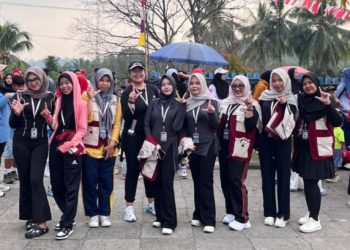 MAHASISWA KKN UNIVERSITAS SERASAN IKUTI JALAN SANTAI DAN SENAM SEHAT YANG DISELENGGARAKAN PEMERINTAH DESA LINGGA