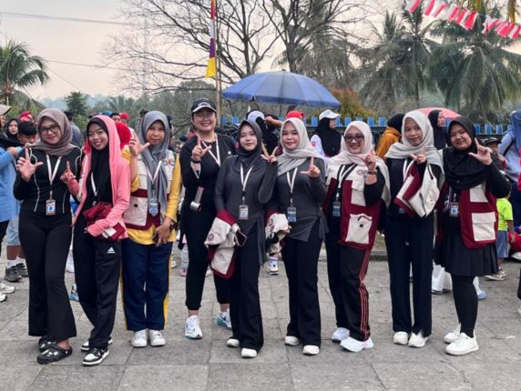 MAHASISWA KKN UNIVERSITAS SERASAN IKUTI JALAN SANTAI DAN SENAM SEHAT YANG DISELENGGARAKAN PEMERINTAH DESA LINGGA