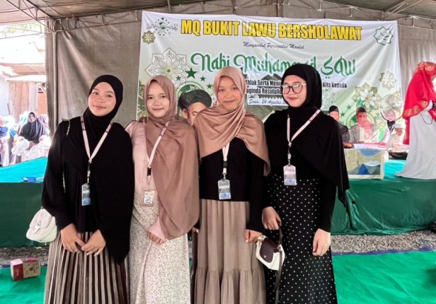 MAHASISWA KKN KELOMPOK I UNIVERSITAS SERASAN IKUTI MADRASAH QUR’AN BUKIT LAWU BERSHOLAWAT MENYAMBUT MAULID NABI MUHAMMAD SAW