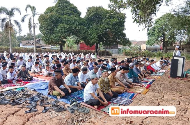 Memohon Hujan Turun, Kades Karang Agung Lubai Ulu & Warganya Gelar Solat Istisqo di Halaman Rumah Adat