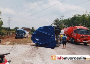 Tak Jauh dari Batching Plant Mobil Tangki Bermuatan BBM Terguling Dijalan Raya Karsel Gelumbang