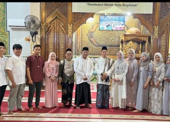 MAHASISWA KKN UNIVERSITAS SERASAN BERPARTISIPASI DALAM PERINGATAN MAULID NABI MUHAMMAD SAW DI MASJID AL-IKHLAS