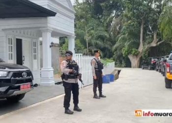 Dijaga Ketat Aparat, Tim KPK Diduga Geledah Rumah IS di Tangsi Kelurahan Pasar II Muara Enim
