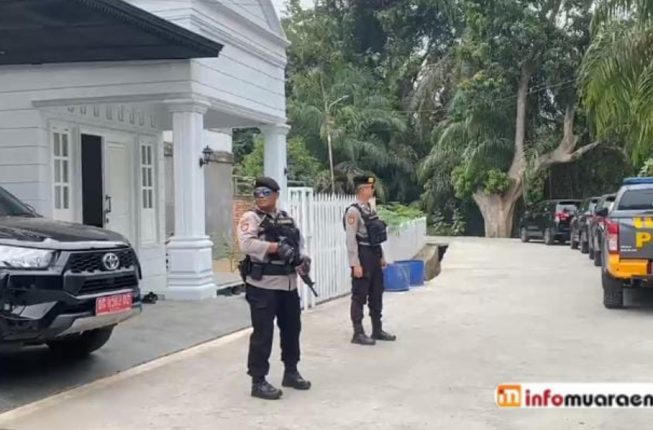 Dijaga Ketat Aparat, Tim KPK Diduga Geledah Rumah IS di Tangsi Kelurahan Pasar II Muara Enim