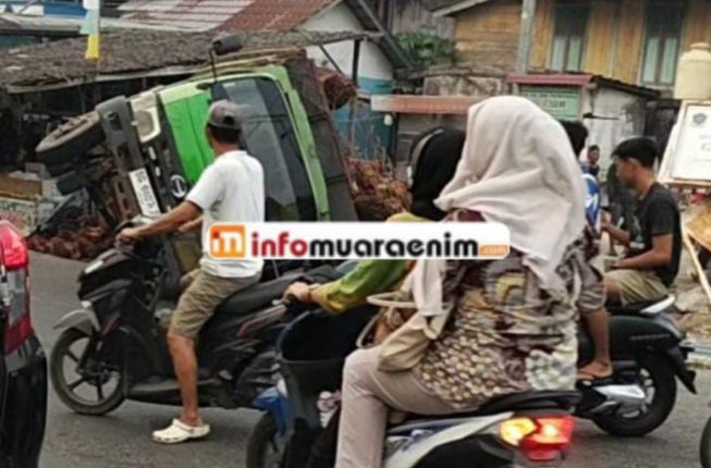 Truk Bermuatan Buah Sawit Terguling Beruntung Tak Ada Korban