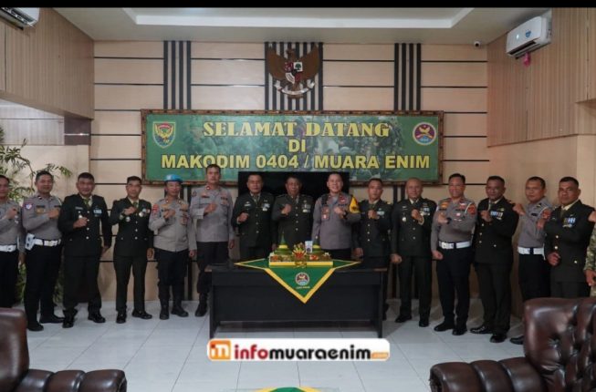 HUT ke-81 TNI, Polres Muara Enim Sambangi Kodim 0404 Bawa Tumpeng Pererat Sinergitas