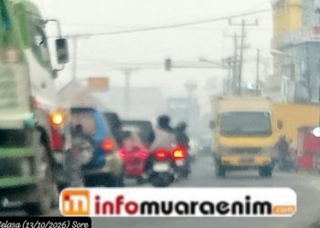 Imbas Karhutla, Kabut Asap Pekat Masih Muncul & Kepung Kawasan Gelumbang Raya 