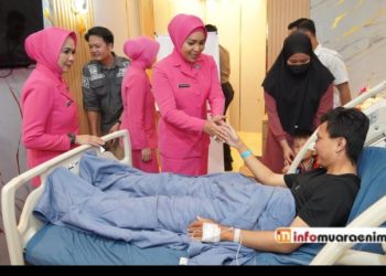 Wujud Bhayangkari Peduli, Ny. Martina Rony Samtana Jenguk Wartawan & Mahasiswa Korban Insiden